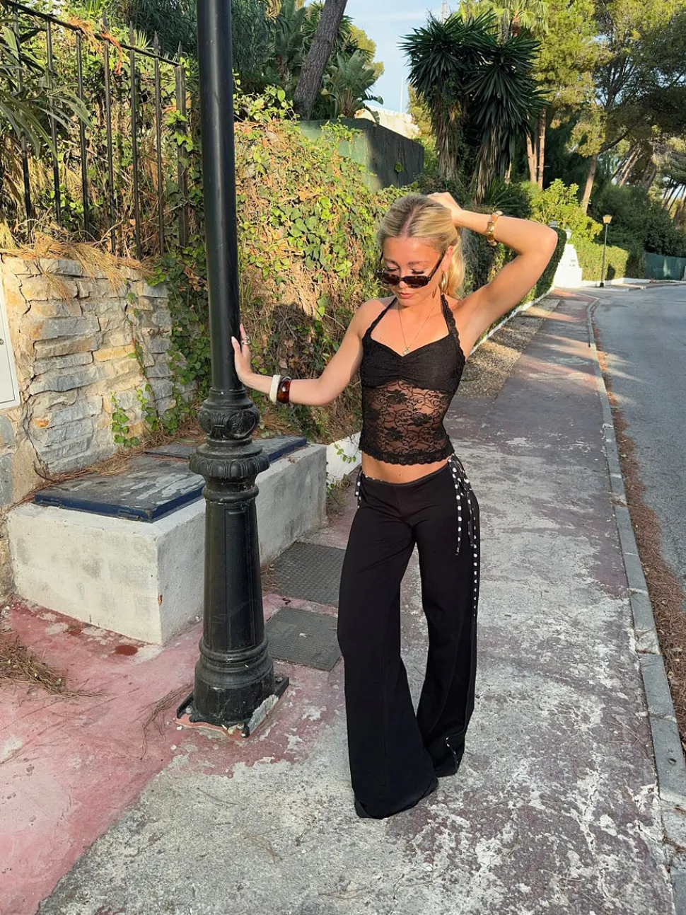 Nicola halternecktop i blonde - Sort