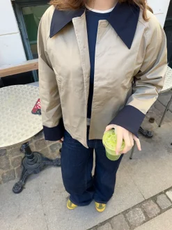 Noami kort jakke med krave - Beige/navy