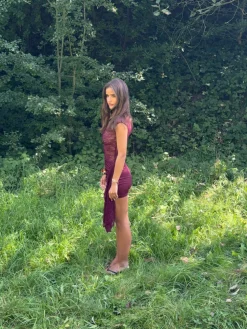 Olga minikjole med blonder - Vinrød