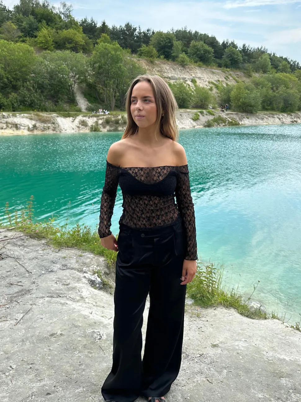 Pixi off shoulder bluse i blonder - Sort