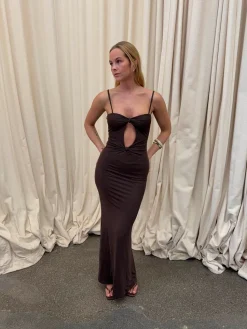 Prisa maxikjole med cut out - Brun