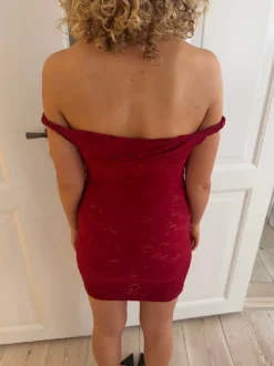 Rhina blondekjole med off shoulder - Vinrød