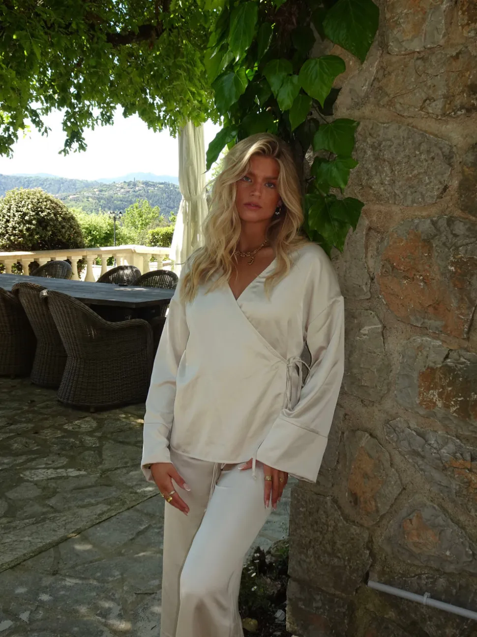 Rianah satin bluse med bindebånd - Hvid
