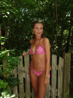 Romantika bikini med striber og flæser - Pink