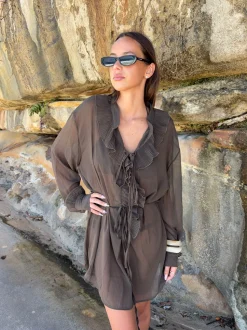 Rose kjole med flæser - Mørkebrun