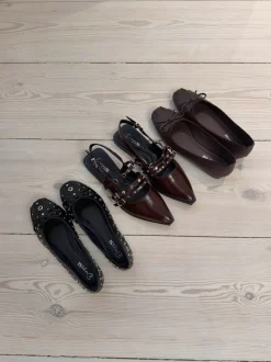 Saga slingback sandaler med spændedetaljer - Mørkerød