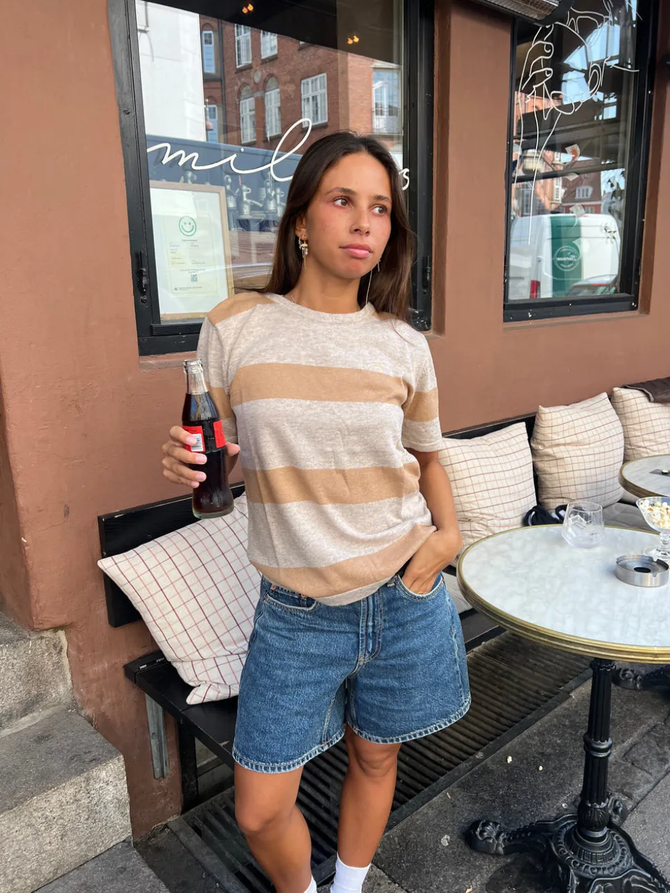 Sannie stribet t-shirt i let strik - Nude/beige
