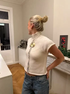 Scandivv kortærmet strik med knapper - Beige/off white
