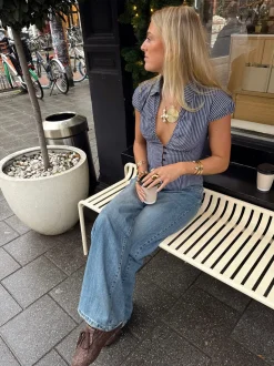 Scandivv stribet skjorte med cut out - Grå/hvid