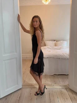 Sheyla asymmetrisk satin kjole med blonder - Sort