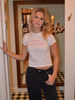 Shopping is my hobby baby tee - Hvid