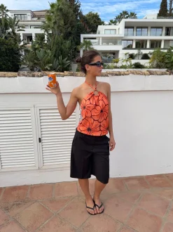 Sibilia top med blomster - Orange/sort