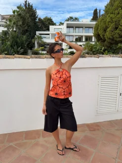 Sibilia top med blomster - Orange/sort