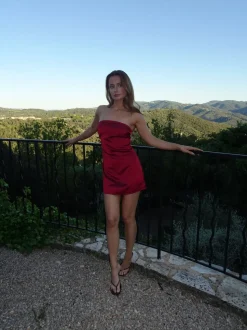 Siena satin bandeaukjole - Rød