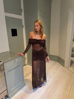 Silje off shoulder kjole med blonder - Brun
