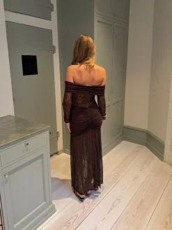 Silje off shoulder kjole med blonder - Brun