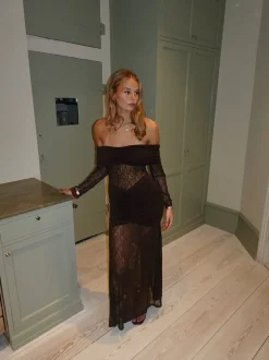 Silje off shoulder kjole med blonder - Brun