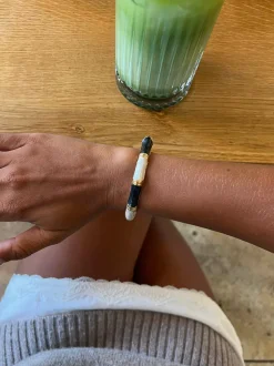 Sola armbånd med striber - Sort/hvid