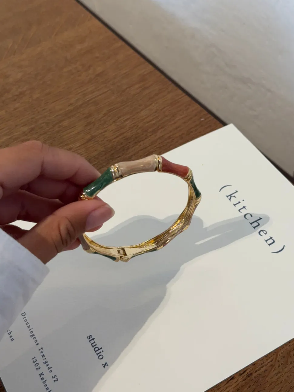 Sola armbånd med striber - Grøn/off white/brun/guld
