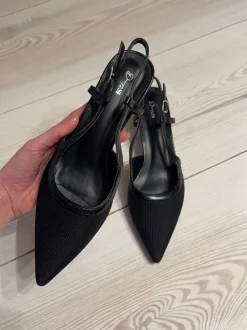 Suzanne slingback hæle med detaljer - Sort
