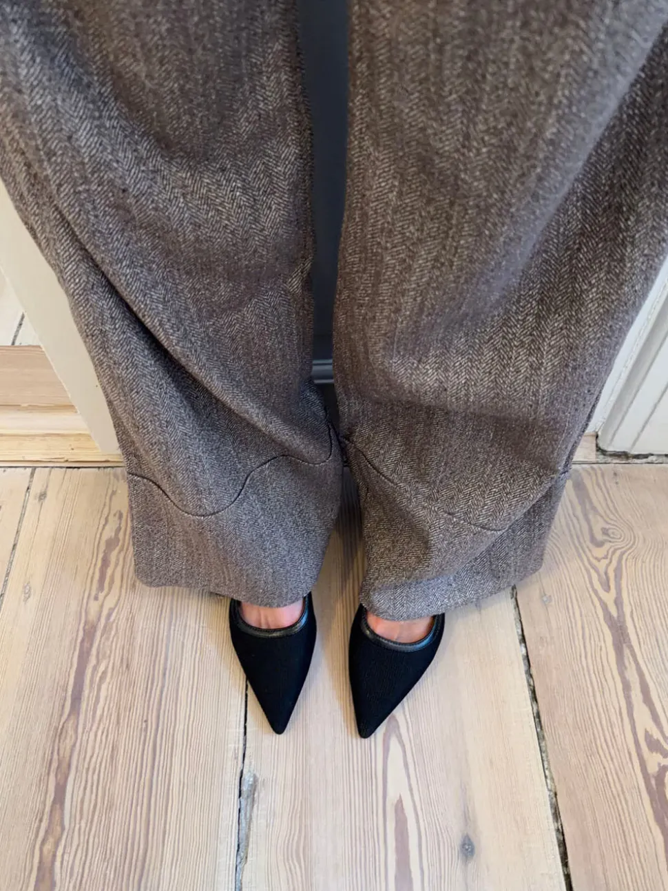 Suzanne slingback hæle med detaljer - Sort