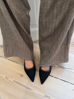 Suzanne slingback hæle med detaljer - Sort