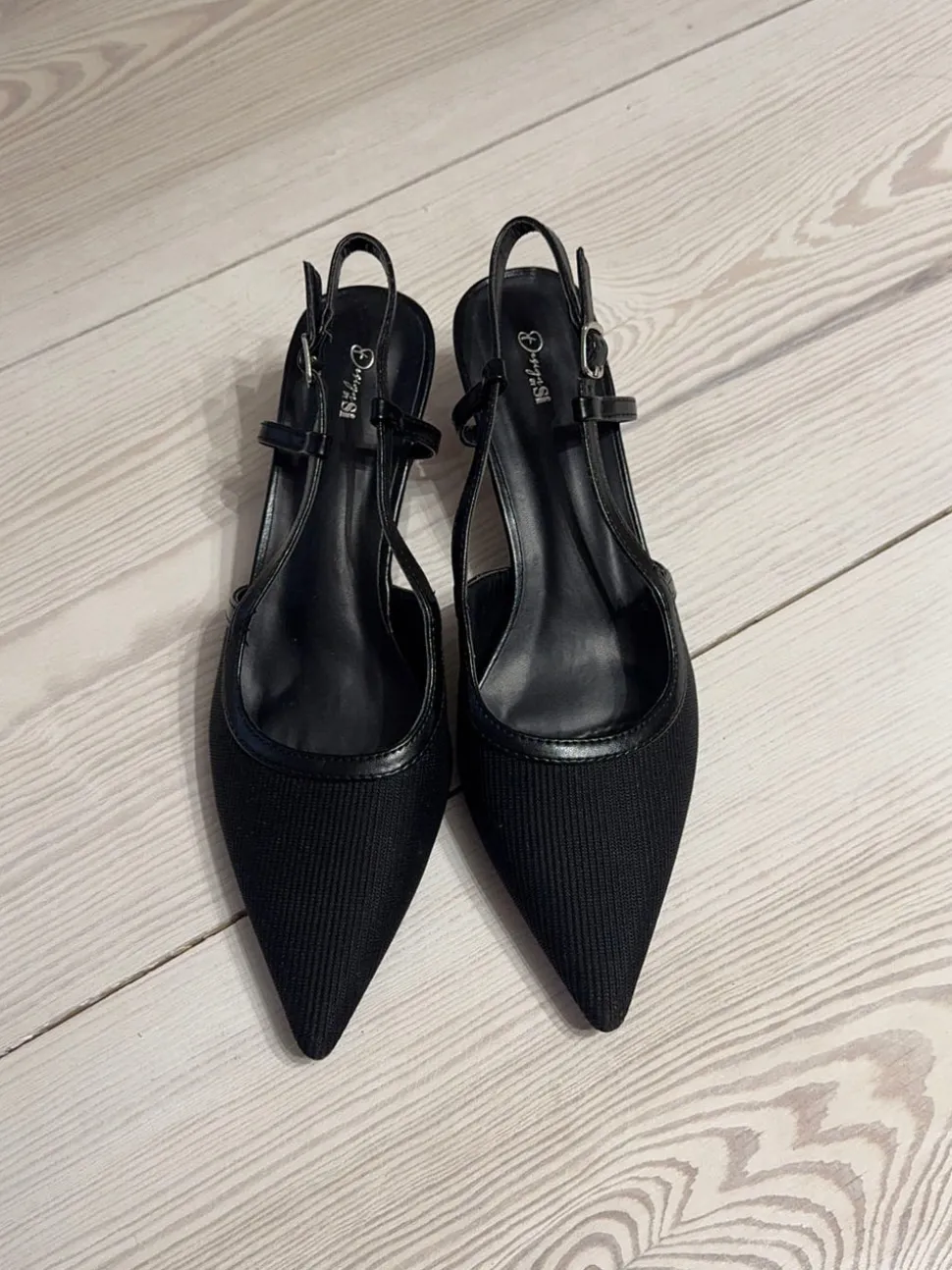 Suzanne slingback hæle med detaljer - Sort