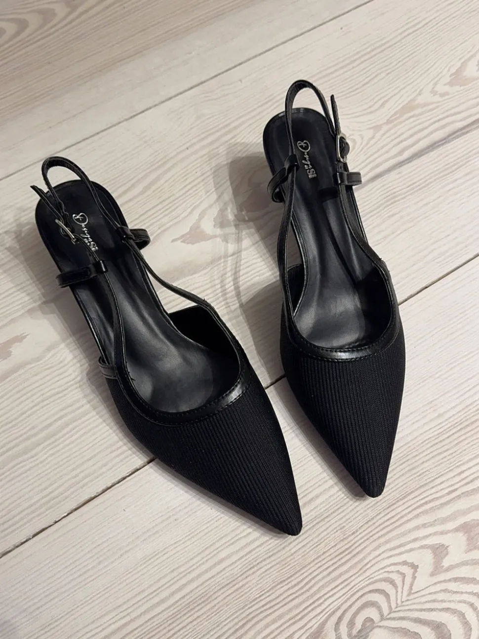 Suzanne slingback hæle med detaljer - Sort