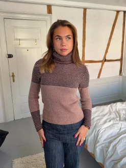 Swela striktrøje med turtleneck - Mørkebrun/lyserød