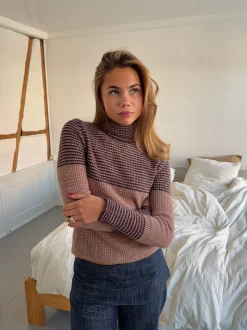 Swela striktrøje med turtleneck - Mørkebrun/lyserød