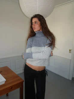 Swela striktrøje med turtleneck - Lyseblå/mørkeblå