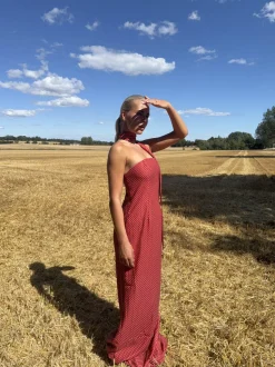 Taia kjole med polkaprikker - Rød