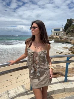 Tanlina top med flæsedetalje - Grøn/brun