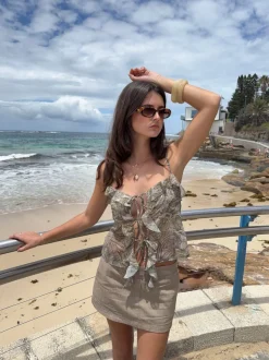 Tanlina top med flæsedetalje - Grøn/brun
