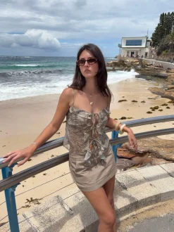 Tanlina top med flæsedetalje - Grøn/brun