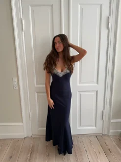 Tena kjole med blondedetaljer - Navy/hvid