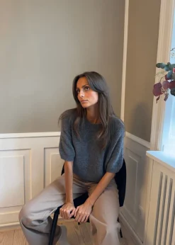 Ulla kortærmet striktrøje - Mørk grå
