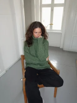Valdamara oversized striktrøje med turtleneck - Grøn