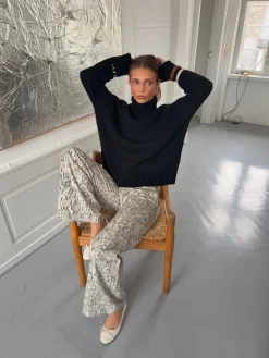 Valdamara oversized striktrøje med turtleneck - Sort