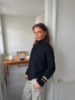 Valdamara oversized striktrøje med turtleneck - Sort