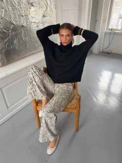 Valdamara oversized striktrøje med turtleneck - Sort