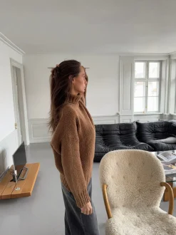 Valdamara oversized striktrøje med turtleneck - Brun