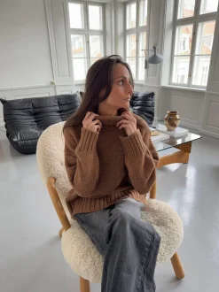 Valdamara oversized striktrøje med turtleneck - Brun