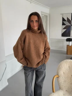 Valdamara oversized striktrøje med turtleneck - Brun