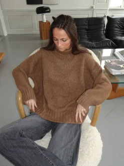 Valdamara oversized striktrøje med turtleneck - Brun